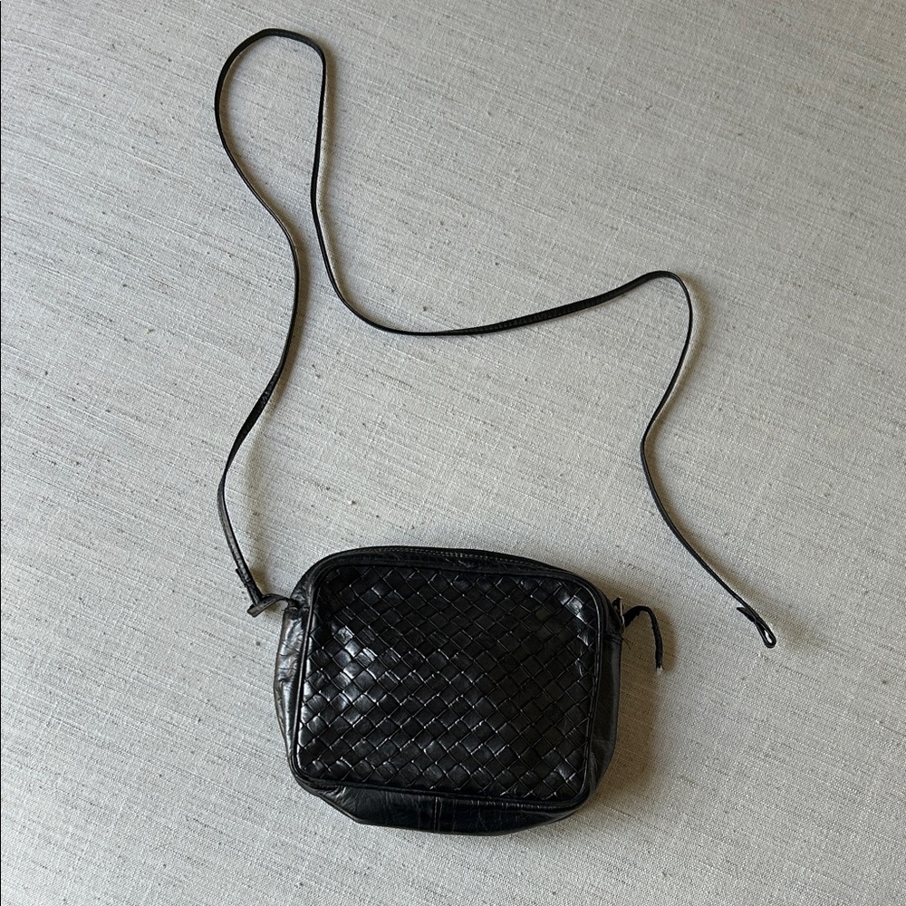 Bottega Veneta Elegant Black Woven Crossbody Bag